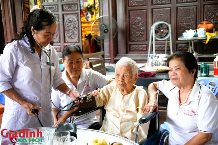 Bác sĩ Nguyễn Bích Thái, nguyên cán bộ Bệnh viện Bạch Mai chăm sóc sức khỏe cho mẹ Việt Nam Anh hùng Trần Thị Bệ mỗi tuần. Ảnh: ML