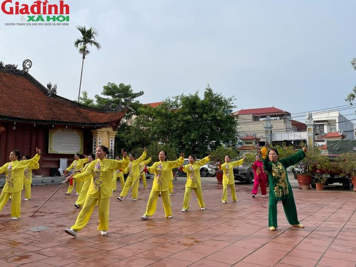 Dưới sự dẫn dắt đầy trách nhiệm của bà Đỗ Thúy Ninh, CLB liên thế hệ phường Hải An đã ngày càng phát triển. Ảnh: TD