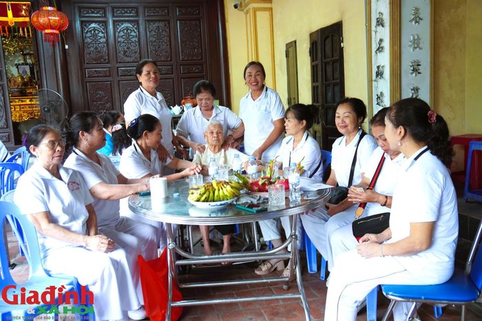 Nhóm thường xuyên sinh hoạt và quan tâm, chăm sóc sức khỏe cho nhau. Ảnh: ML