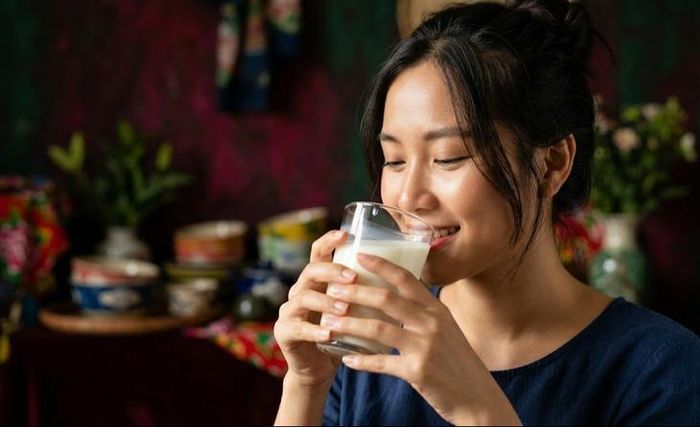 Sữa tốt hay xấu cho da là do tùy vào loại sữa, tùy vào mức độ tiêu thụ và cơ địa từng người. Ảnh minh họa AI