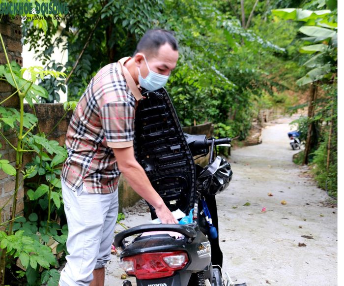Những tài liệu truyền thông luôn được Lộc Văn Hai mang theo trong các chuyến đi đến từng hộ dân. ẢNH: Vũ Đồng