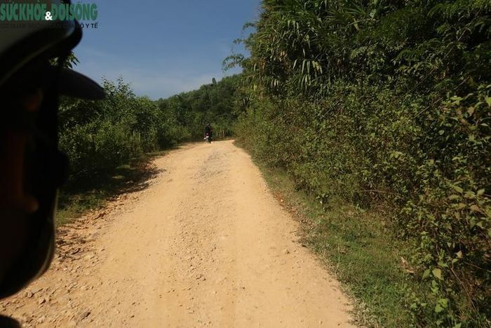 Những chuyến đi của Lộc Văn Hai thường kéo dài hàng chục cây số qua các tuyến đường vùng cao để tiếp cận người bệnh. ẢNH: Vũ Đồng