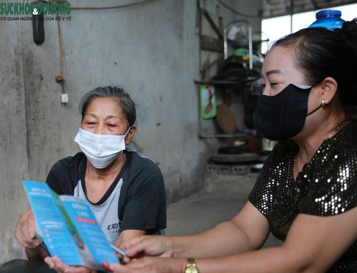 Chị Nguyễn Thị Loan (phải) thường xuyên đến tận nhà thăm hỏi, tư vấn và đồng hành cùng bà Nguyễn Thị L. trong suốt quá trình điều trị bệnh lao. ẢNH: Vũ Đồng