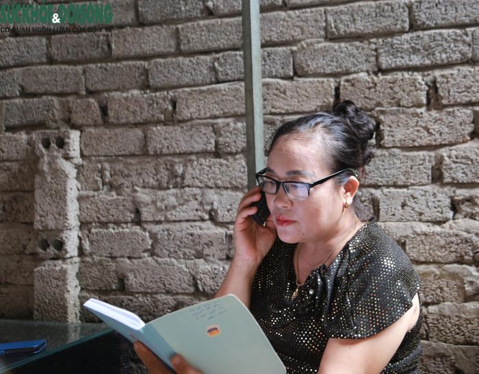 Ngoài đến tận nhà, chị Nguyễn Thị Loan thường xuyên gọi điện nhắc người bệnh uống thuốc và tái khám đúng hẹn. ẢNH: Vũ Đồng