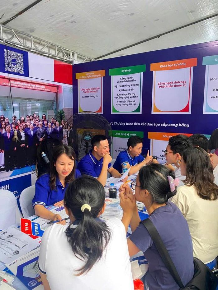 Thí sinh tìm hiểu thông tin đăng ký xét tuyển tại một ngày tư vấn xét tuyển đại học năm 2026. (Ảnh H.B)