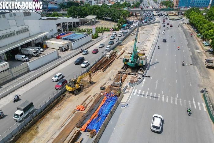 Ghi nhận của PV đầu tháng 8, nhiều vị trí ở khu vực nút giao đường Cổ Linh - cầu Vĩnh Tuy - đường Đàm Quang Trung được nhà thầu rào chắn để thi công xây dựng hầm chui.