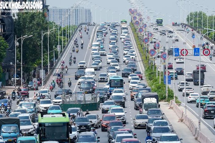 Việc nhiều đoạn rào chắn được dựng lên, lòng đường bị thu hẹp, tạo nút thắt cổ chai khiến khu vực này thường xuyên xảy ra ùn tắc giao thông, đặc biệt là giờ cao điểm.
