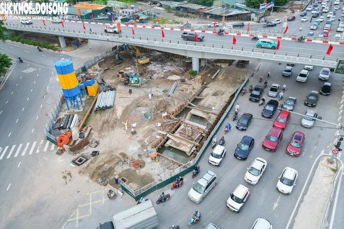 Tổng chiều dài hầm chui khoảng 600m (trong đó chiều dài hầm kín 100m, chiều dài hầm hở khoảng 260m; tường chắn và gờ chắn bánh là 240m), vuốt nối vào đường Đàm Quang Trung và đường đầu cầu Vĩnh Tuy. Mặt cắt ngang toàn hầm 27,1m, bố trí 6 làn xe, trong đó mỗi bên 3 làn xe (10,5m).