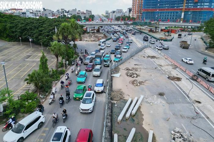 Hiện, chủ đầu tư và các nhà thầu huy động đầy đủ nhân lực, thiết bị, vật tư và tổ chức thi công liên tục, tăng ca, tăng kíp, bảo đảm an toàn, chất lượng công trình, phấn đấu thông xe kỹ thuật trước Tết Nguyên đán Đinh Mùi 2027.
