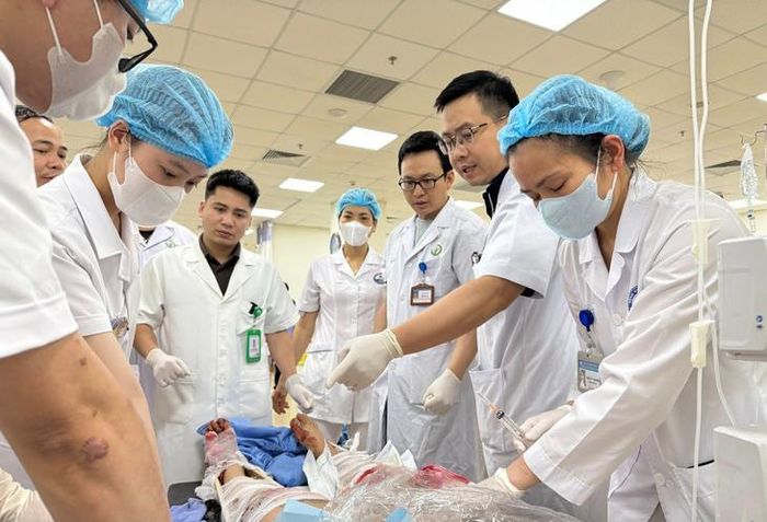 Cấp cứu cho người bệnh bị tai nạn giao thông. Ảnh: BV Hữu nghị Việt Đức