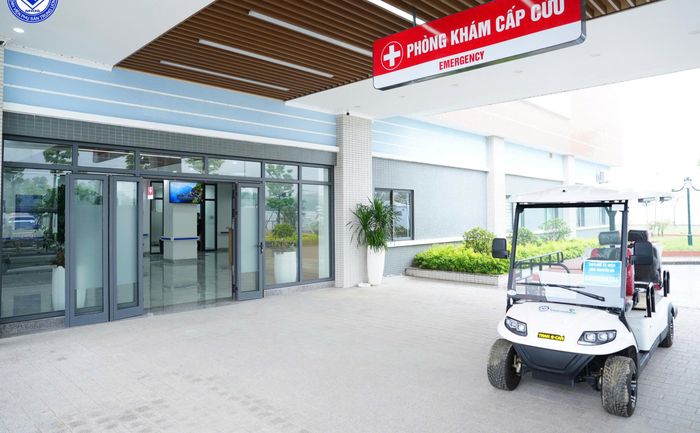 Khu vực khám cấp cứu được trang bị xe điện phục vụ người bệnh di chuyển. Ảnh BVCC