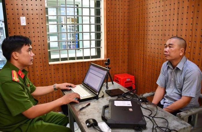 Tô Văn Cường (áo sọc) tại cơ quan điều tra. Ảnh: Công an tỉnh Đồng Tháp.
