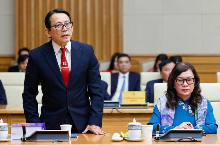 GS.TSKH.BS. Dương Quý Sỹ phát biểu về những thành tựu của ngành y tế với lãnh đạo Chính phủ và các Bộ ngành Trung ương tại Lễ gặp mặt đại diện các trí thức và nhà khoa học tiêu biểu trong lĩnh vực y tế, nhân dịp Kỷ niệm 71 năm Ngày Thầy thuốc Việt Nam. Ảnh: NVCC