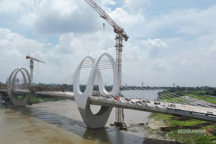 Nhịp cầu mới vươn qua khu vực bãi sông.