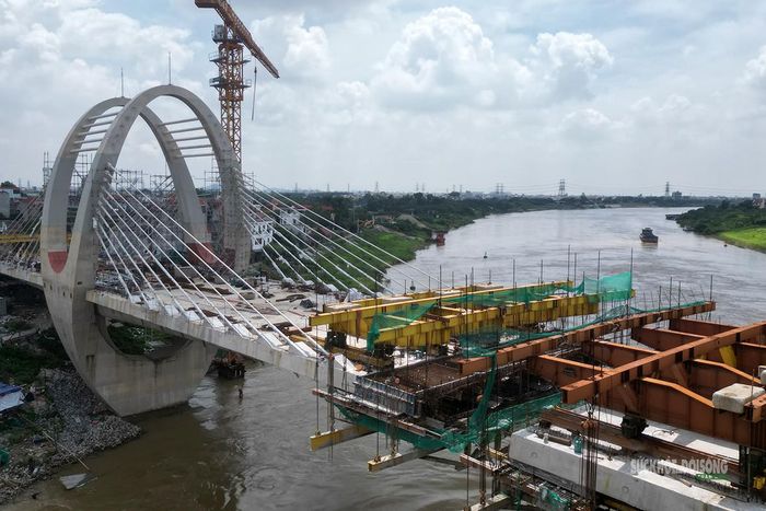 Kết cấu đúc hẫng nhịp chính đang được thi công.