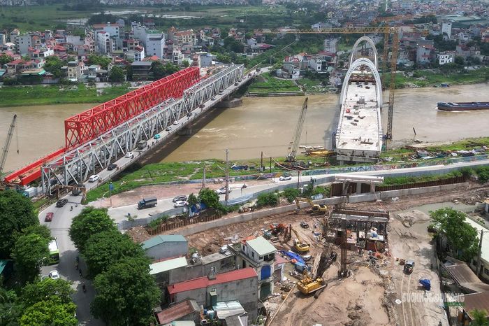 Cầu mới dần hiện rõ bên cạnh cầu Đuống cũ.