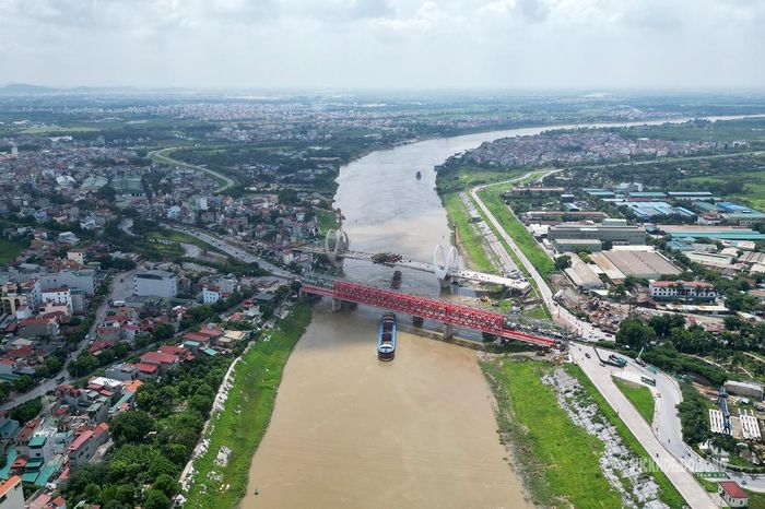 Toàn cảnh hai cây cầu vượt sông Đuống nhìn từ trên cao.