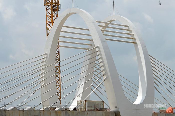 Hệ vòm thép dây văng tạo điểm nhấn cho cầu Đuống mới.