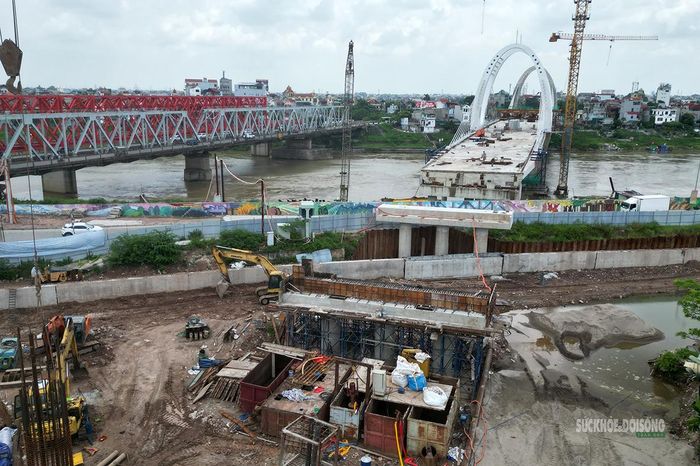 Mặt bằng hai đầu cầu đang được khẩn trương hoàn thiện.