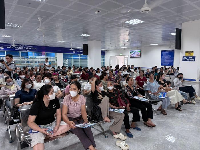 Đông đảo bệnh nhân đến thăm khám tại Cơ sở 2 Bệnh viện Phụ sản TW. Ảnh: Thái Bình