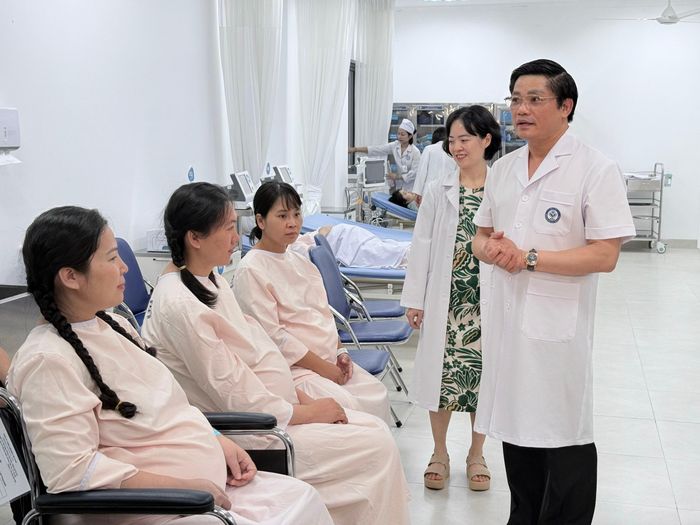 GS.TS Nguyễn Duy Ánh trò chuyện với các sản phụ đang chờ khám tại khu khám bệnh. Ảnh: Thái Bình