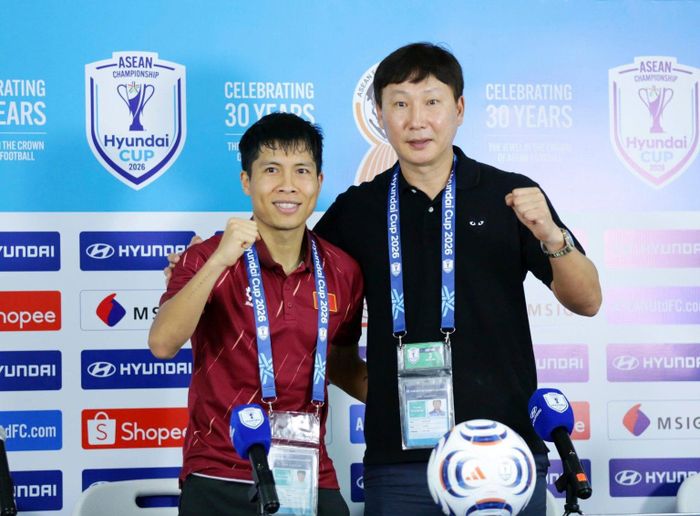HLV Kim Sang Sik và cầu thủ Nguyễn Văn Vĩ tại buổi họp báo sau trận thắng ĐT Indonesia. Ảnh: VFF