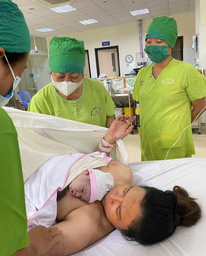 Bà mẹ sau sinh cần được nghỉ ngơi nhiều hơn, cho trẻ bú sớm ngay sau sinh và ăn theo chế độ dinh dưỡng đa dạng dưới sự tư vấn của nhân viên y tế. (Ảnh: BSCC)