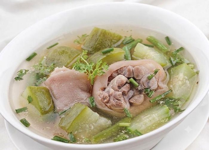 Món chân giò hầm đu đủ được cho là món ăn 'lợi sữa' truyền miệng qua nhiều thế hệ. Ảnh minh họa AI