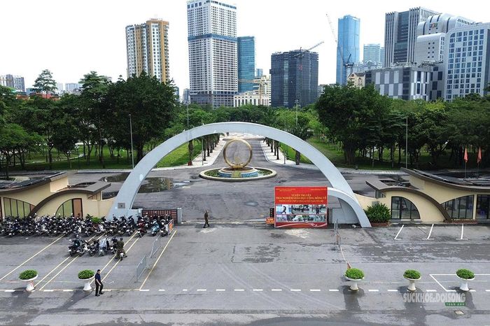 Cổng Công viên Cầu Giấy nhìn từ trên cao. Ảnh: T.Anh