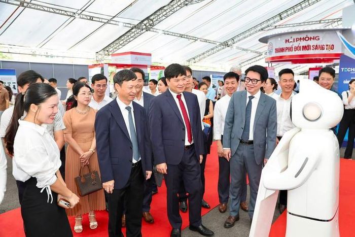 Các đại biểu tham quan không gian triển lãm công nghệ tại Techfest Hải Phòng 2026. Ảnh: AT