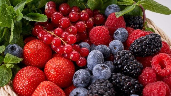Các loại quả mọng chống lão hóa hiệu quả nhờ hàm lượng anthocyanin dồi dào. Ảnh minh họa AI