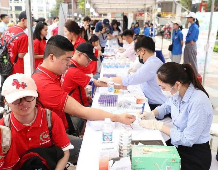 Chương trình có nhiều hoạt động tư vấn khởi nghiệp, khám sức khỏe miễn phí cho thanh niên khuyết tật. Ảnh: Đăng Hải