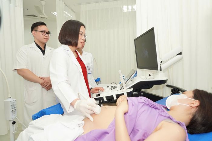 Phó Giám đốc Bệnh viện Phụ sản TW TS.BS Nguyễn Thị Thu Hà thăm khám cho sản phụ tại Cơ sở 2 ngày 4/8. Ảnh: Thanh Hải
