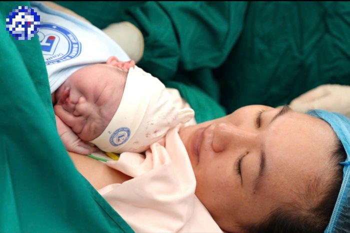 Hạnh phúc của người mẹ đón thiên thần nhỏ chào đời sau 8 năm chờ đợi. Ảnh: BVCC