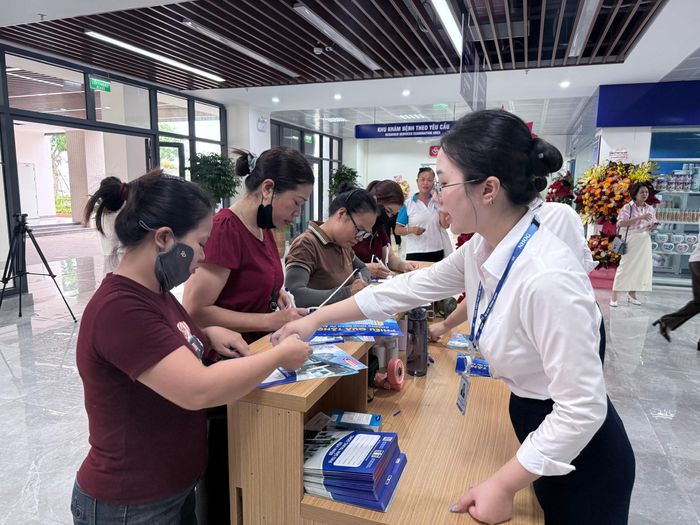 Người dân đến làm thủ tục thăm khám tại Cơ sở 2 Bệnh viện Phụ sản Trung ương. Ảnh: Thái Bình
