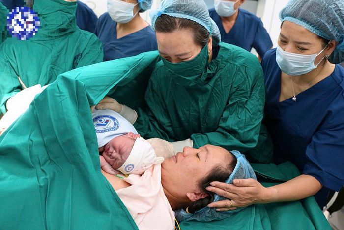Em bé được da kề da với mẹ ngay sau khi chào đời. Ảnh: BVCC