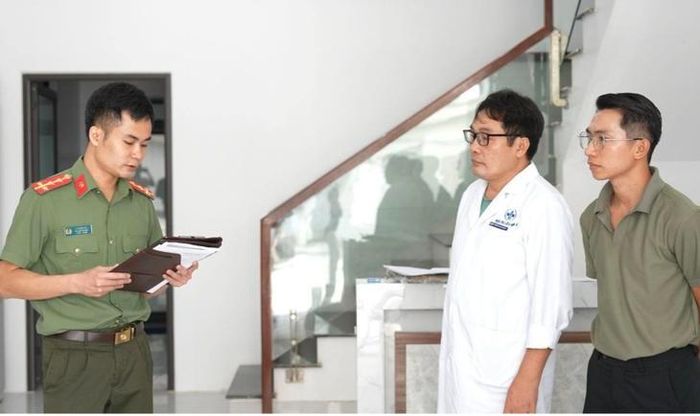 Cơ quan Công an tiến hành khám xét khẩn cấp Phòng khám chuyên khoa y học cổ truyền Việt Nhật CB. Ảnh: Công an tỉnh Cao Bằng.
