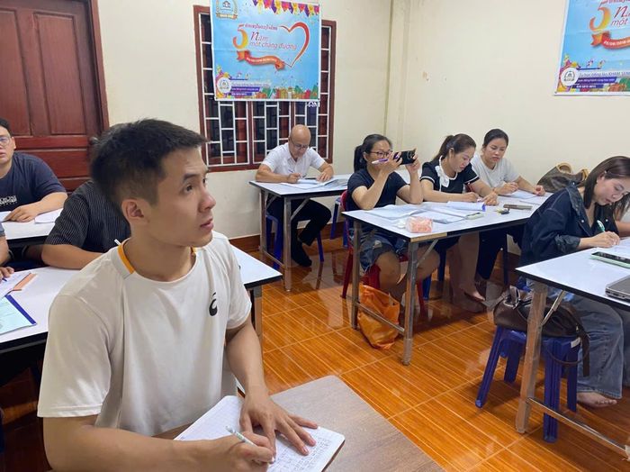 Sáu tháng sau ngày vượt qua ranh giới sinh tử, anh Phương đã trở lại Lào, tiếp tục đứng trên bục giảng dạy tiếng Việt và làm công việc phiên dịch, chăm sóc gia đình thân yêu. Ảnh: BVCC