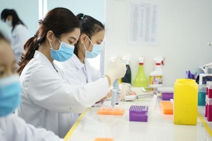 Xét nghiệm mô u bất thường chưa khẳng định hội chứng Lynch; người bệnh có thể cần tư vấn và xét nghiệm gene trên máu hoặc tế bào bình thường. Ảnh minh họa AI