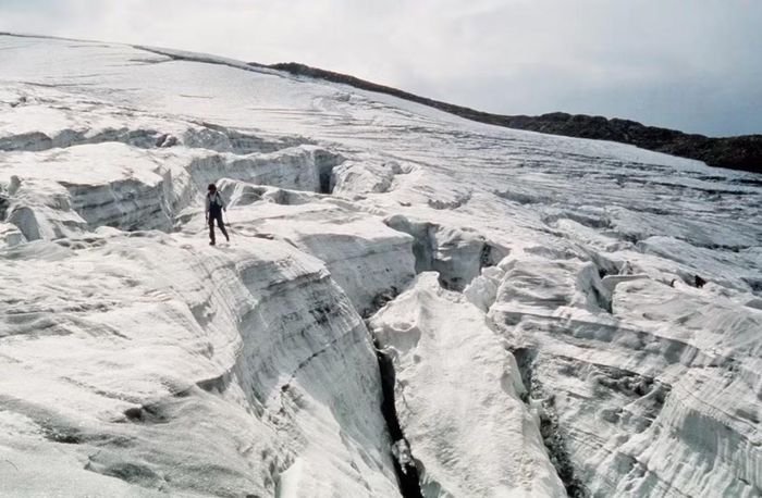 Nhà leo núi Messner băng qua một sông băng. Ảnh: Paul HANNY (Gamma-Rapho via Getty Images).