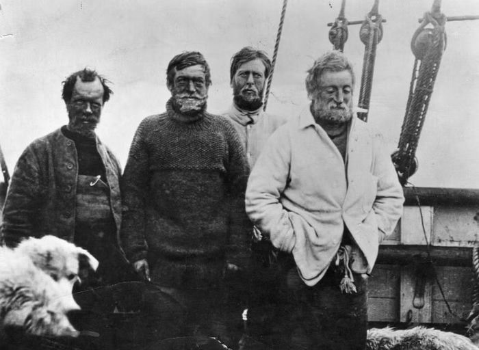 Nhà thám hiểm Ernest Shackleton (thứ hai từ bên trái) quay về sau chuyến thám hiểm Nam Cực. Ảnh: Spencer Arnold Collection (Getty Images).