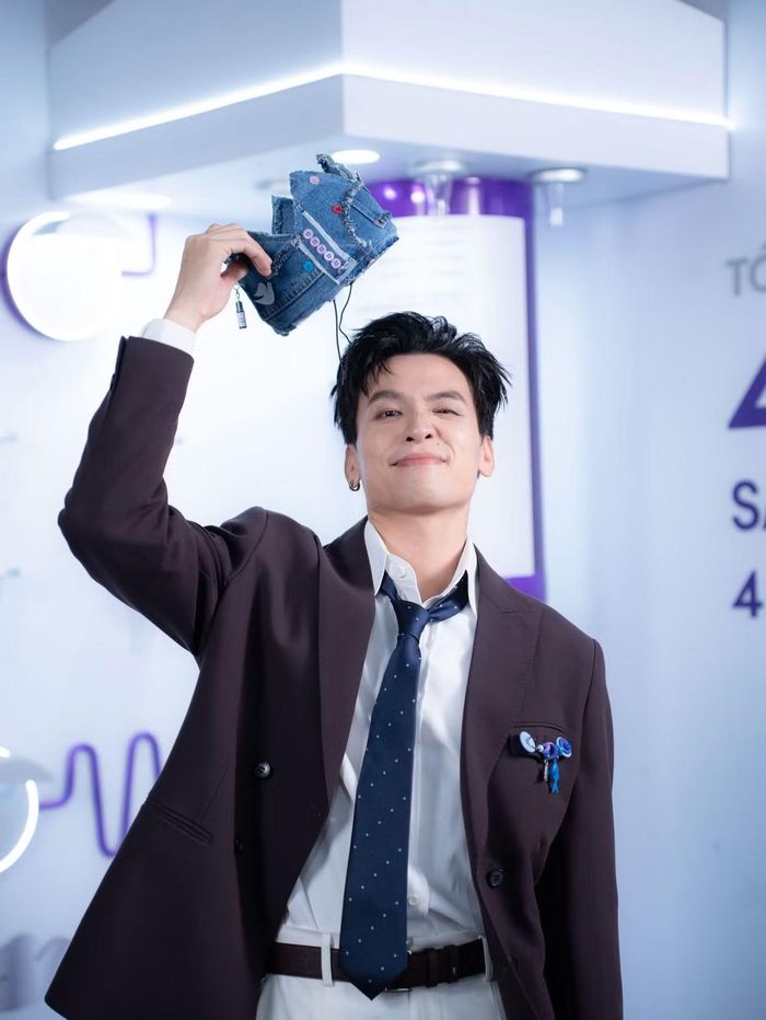 Ngoại hình trẻ trung, nụ cười hiền, phong thái điềm tĩnh cùng tính cách hài hước giúp Thơm dễ dàng tạo thiện cảm với công chúng. Ảnh: FBNV.