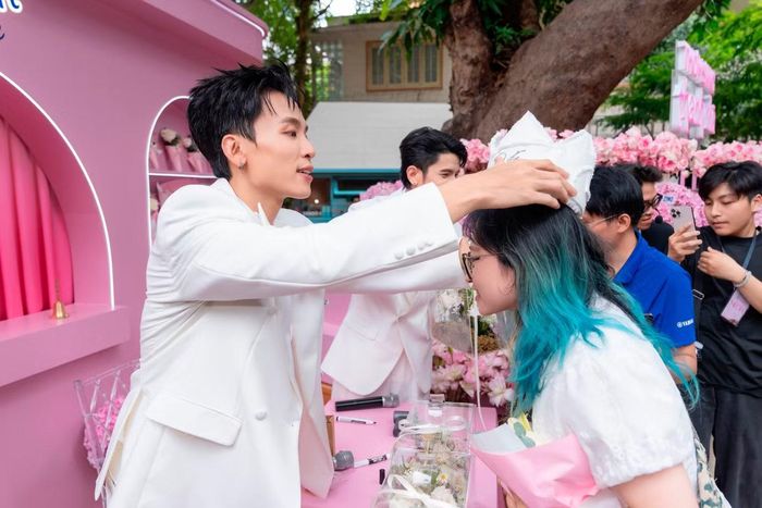 Sau khi tham gia chương trình, Thơm xuất hiện tại nhiều sự kiện hơn, hợp tác với nhiều nhãn hàng và thu hút đông đảo khán giả đến giao lưu. Ảnh: FBNV.