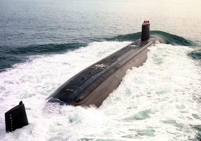 Tàu ngầm dẫn đầu - chiếc Columbia hiện đã hoàn thành khoảng 65%. Do sự chậm trễ trong việc giao turbine khí và các bộ phận khác, lịch trình bàn giao ban đầu vào năm 2027 đã được điều chỉnh, con tàu sẽ vào biên chế Hải quân Mỹ từ cuối năm 2028 hoặc đầu năm 2029.