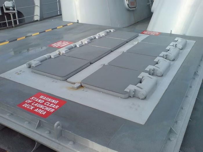 Đáng chú ý nhất chính là hệ thống phóng thẳng đứng (VLS) với 64 ống, theo Rheinmetall, sẽ tương thích với nhiều loại tên lửa khác nhau, bao gồm các tên lửa phòng không để chống lại các mối đe dọa khí động học, đạn đạo và siêu thanh, cũng như tên lửa đất đối đất.