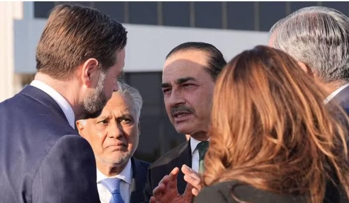 Theo ông Ali Vaez, Giám đốc Chương trình Iran tại Tổ chức Khủng hoảng Quốc tế (ICG), các đòn tập kích nhằm vào mục tiêu của Mỹ thời gian qua cho thấy Iran vẫn duy trì được năng lực tên lửa và tình báo đáng kể.
