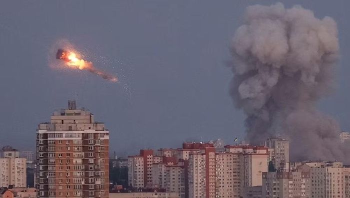 Song song với quá trình điều tra, chính phủ Ukraine cam kết phân bổ hơn 3 tỷ hryvnia, tương đương 72 triệu USD, để tái thiết Vyshneve và hỗ trợ các hộ dân bị ảnh hưởng.