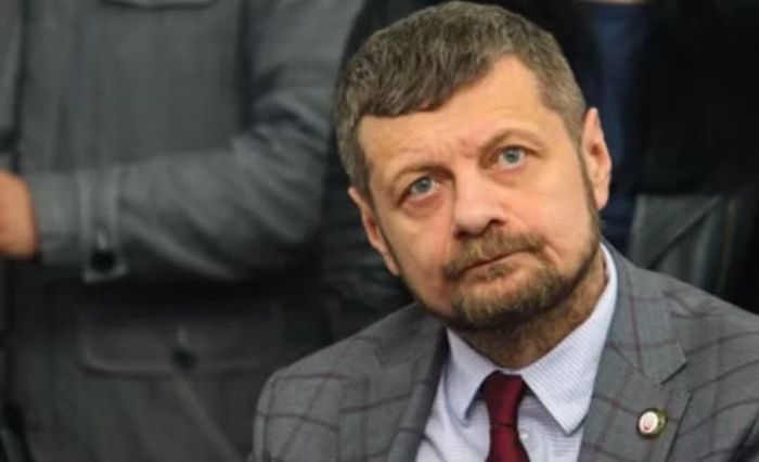 Ông Igor Mosiychuk, cựu nghị sĩ quốc hội Ukraine, cho biết tên lửa Nga đã đánh trúng kho chứa đạn chùm và đạn pháo có uranium nghèo.