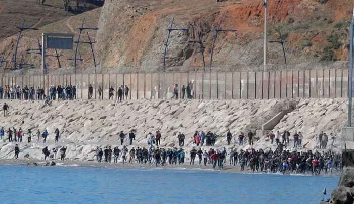 Người đứng đầu chính quyền Ceuta, ông Juan Jesus Vivas, cho biết hai trung tâm tiếp nhận người di cư của thành phố, gồm một cơ sở dành cho người lớn và một cơ sở dành cho trẻ vị thành niên, đều đã rơi vào tình trạng quá tải.
