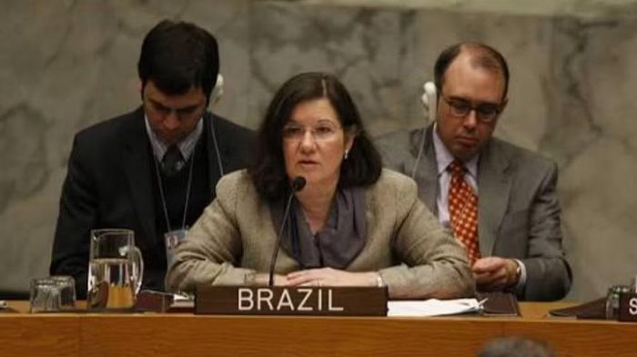 Trong bối cảnh đó, Mỹ và Brazil tiếp tục cáo buộc lẫn nhau can thiệp công việc nội bộ. Washington chỉ trích Brazil kiểm duyệt phe bảo thủ và thiếu công bằng trong các thủ tục tư pháp, trong khi Brasilia cho rằng Mỹ đang tìm cách tác động tới chính trường Mỹ Latin theo hướng có lợi cho các lực lượng bảo thủ.
